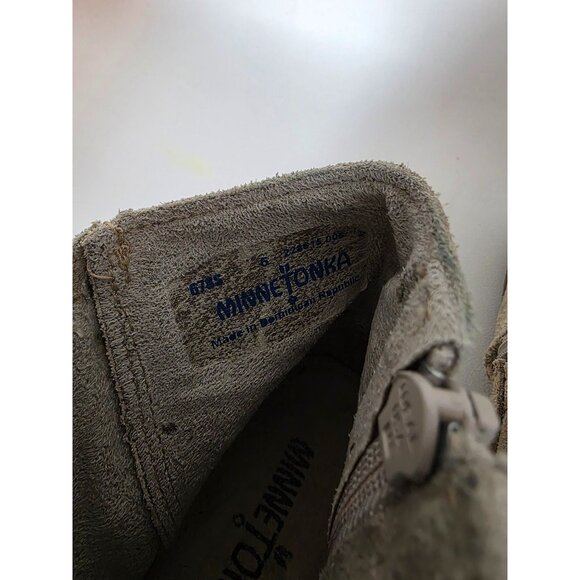 MinneTonka Suede Fringe Ankle Boots With Side Zippers Rivet Details & Rubber Sol - Picture 4 of 12